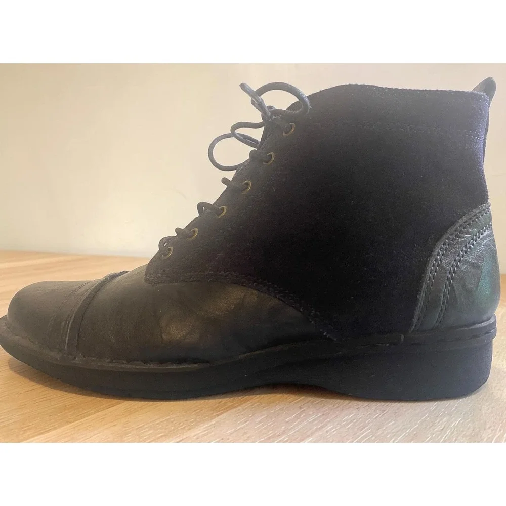 Clarks Collection Whistle Watch Blue  Suede Lace Up Size 9 Womans Ankle Boots
